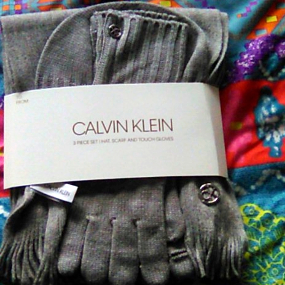 Calvin Klein-hat, scarf, touch gloves